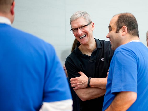 tim-cook-in-store