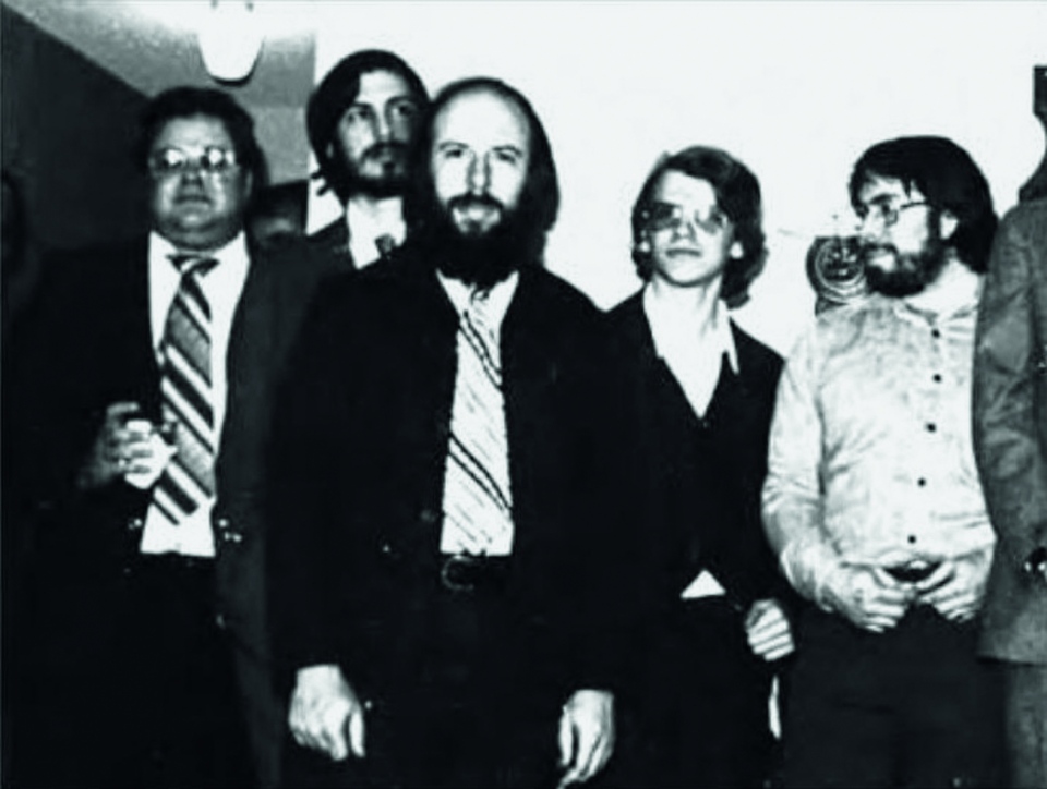 1298995357Group_photo_from_L_to_R__Mike_Scott_Steve_Jobs_Jef_Raskin_Chris_Espinosa_and_Woz