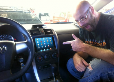iPad mini встроили в автомобиль