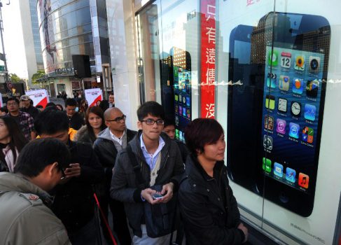 В Китае за выходные продано 2 млн. iPhone 5