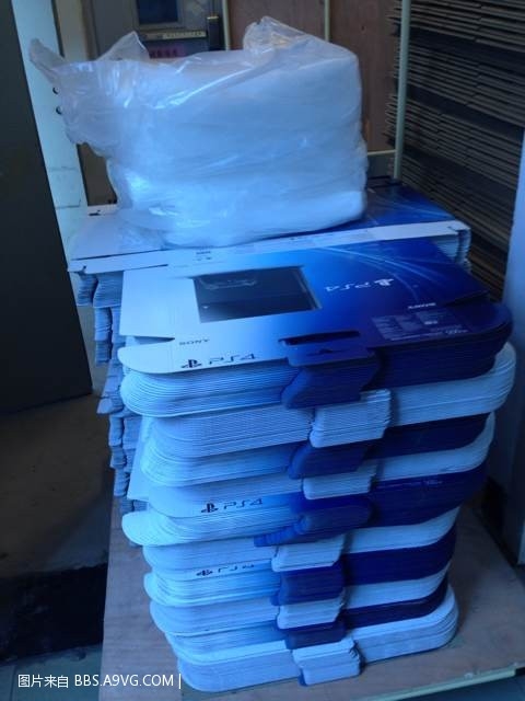 The-boxes-of-the-PS4